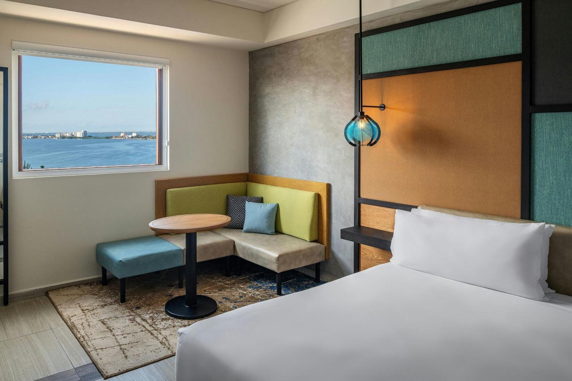Habitación Aloft con vistas a la laguna - 1 cama extragrande y barra libre gratuita